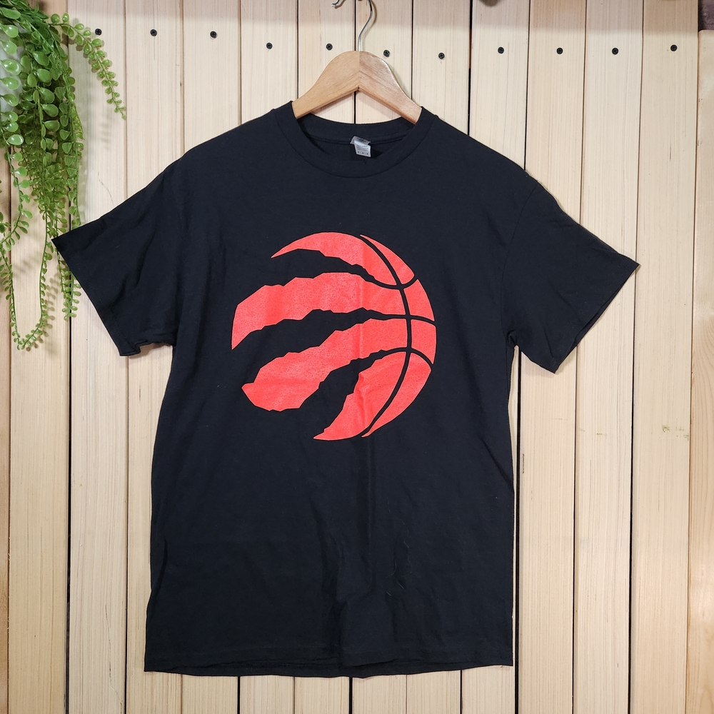 Raptors T-Shirt Size M Heavy Cotton. Gildan